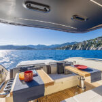 Invictus TT460, achterdek met loungebank en zicht op zee