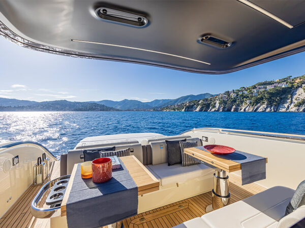 Invictus TT460, achterdek met loungebank en zicht op zee