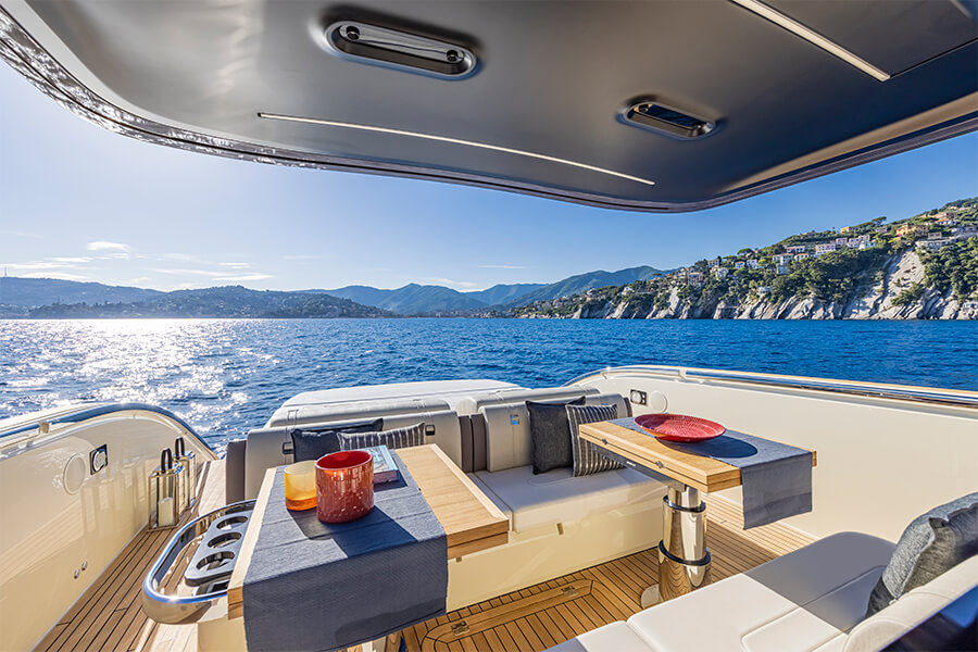 Invictus TT460, achterdek met loungebank en zicht op zee