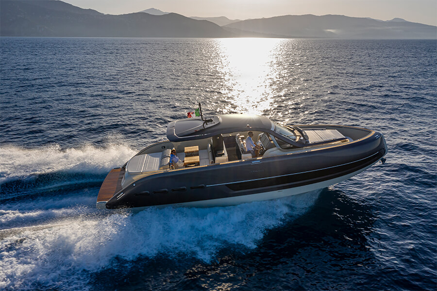 Invictus TT460, boot varend op zee