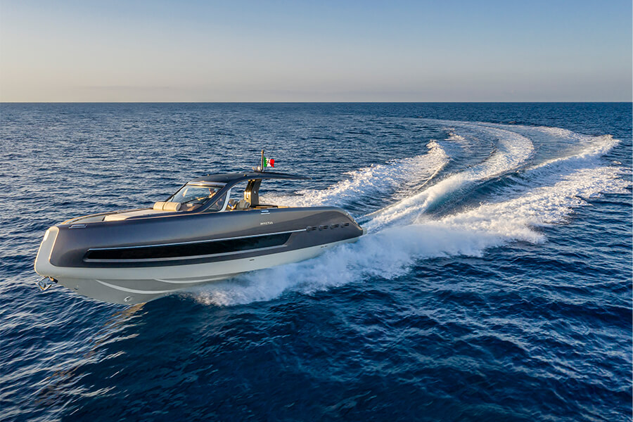 Invictus TT460, boot varend op zee