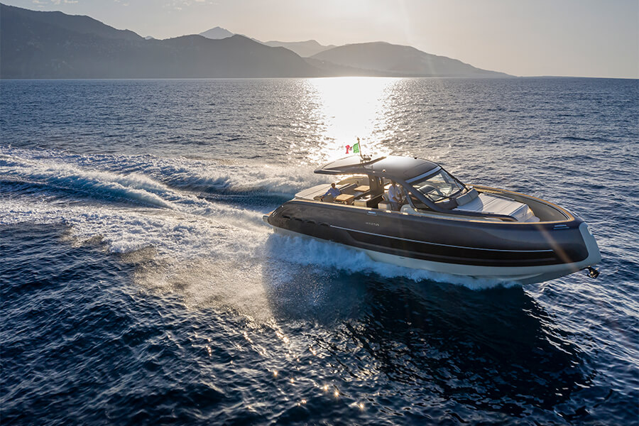Invictus TT460, boot varend op zee