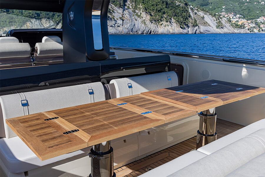 Invictus TT460, houten tafel op achterdek