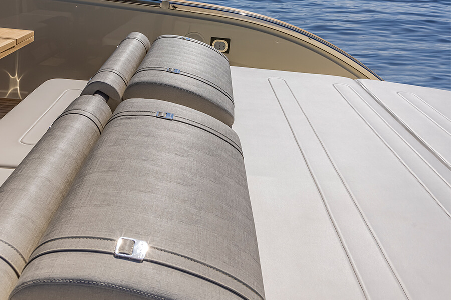 Invictus TT460, opgerolde kussens dekzeil boot