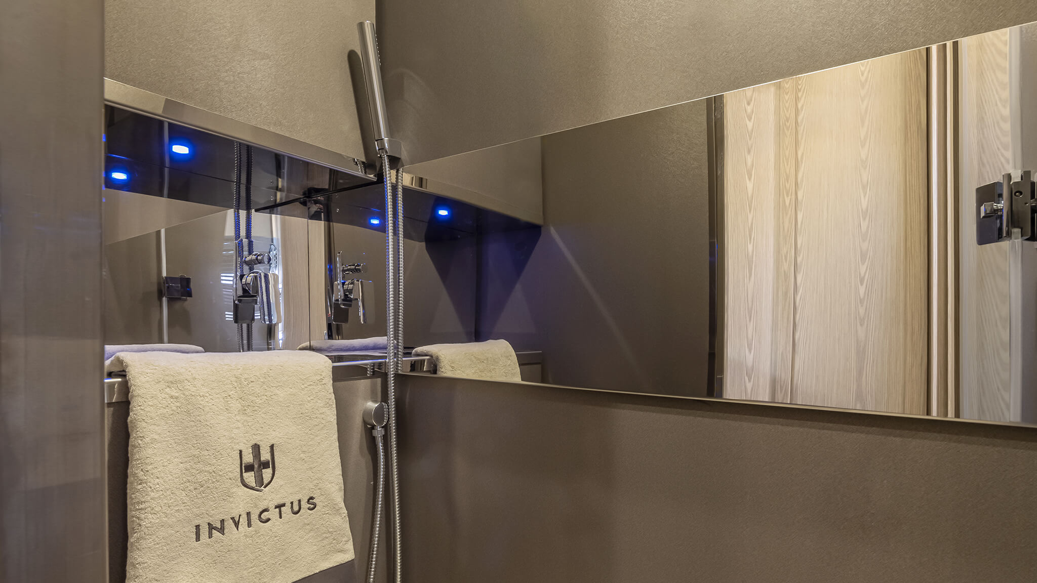 Invictus TT460, badkamer met handdoek en douche
