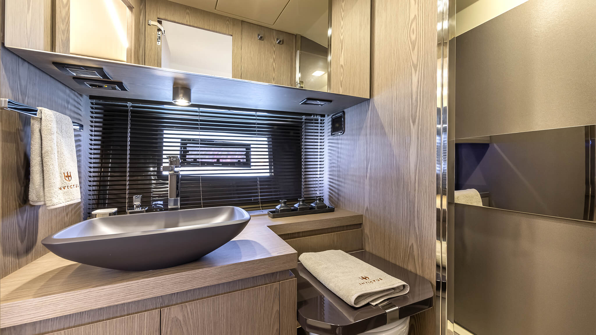 Invictus TT460, badkamer met wastafel en handdoeken