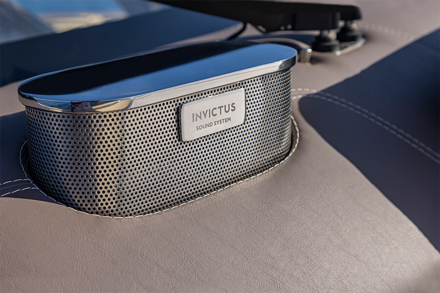 Invictus TT460, geluidsysteem speaker op boot