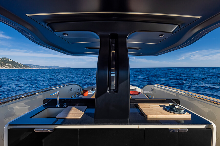 Invictus TT460, kombuis met zeezicht