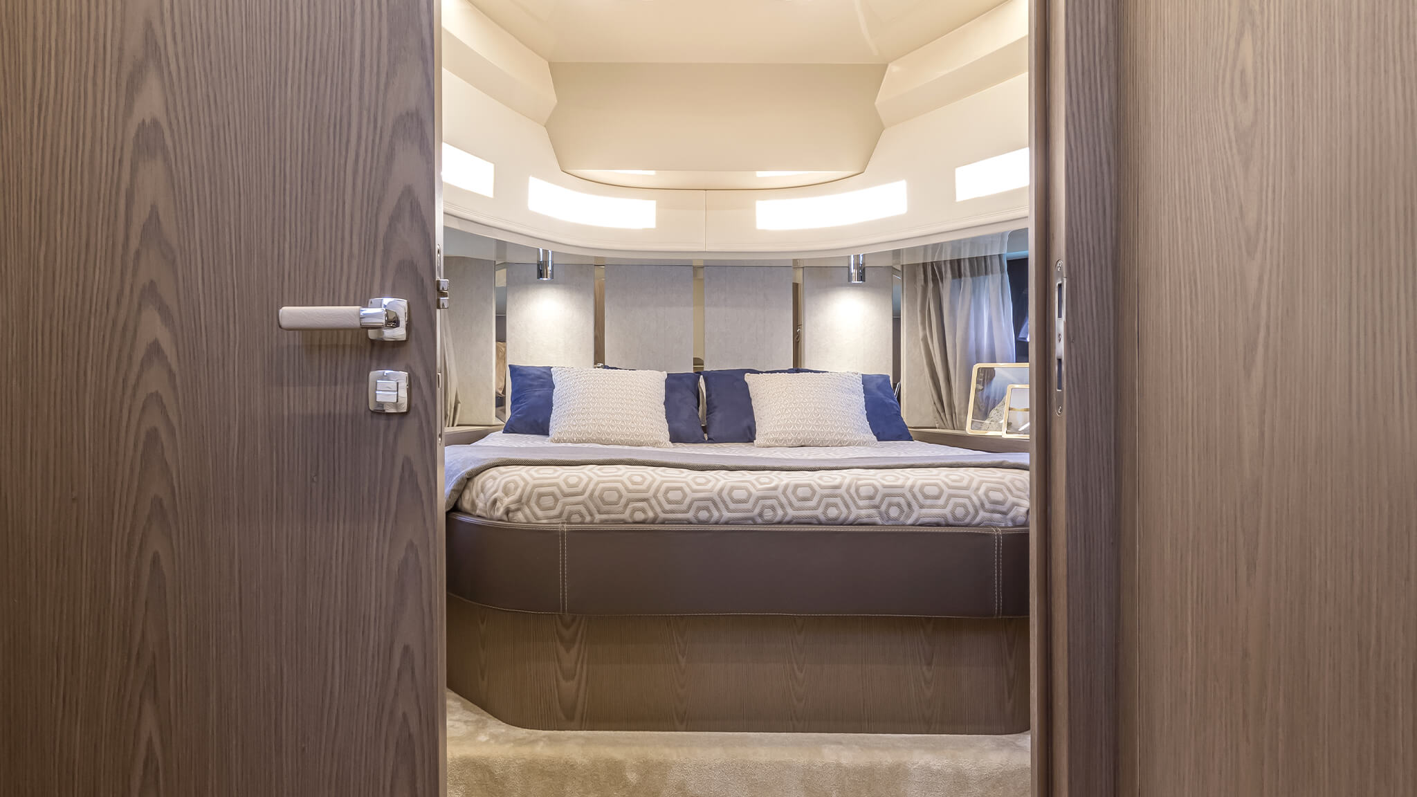 Invictus TT460, slaapkamer met bed door deur