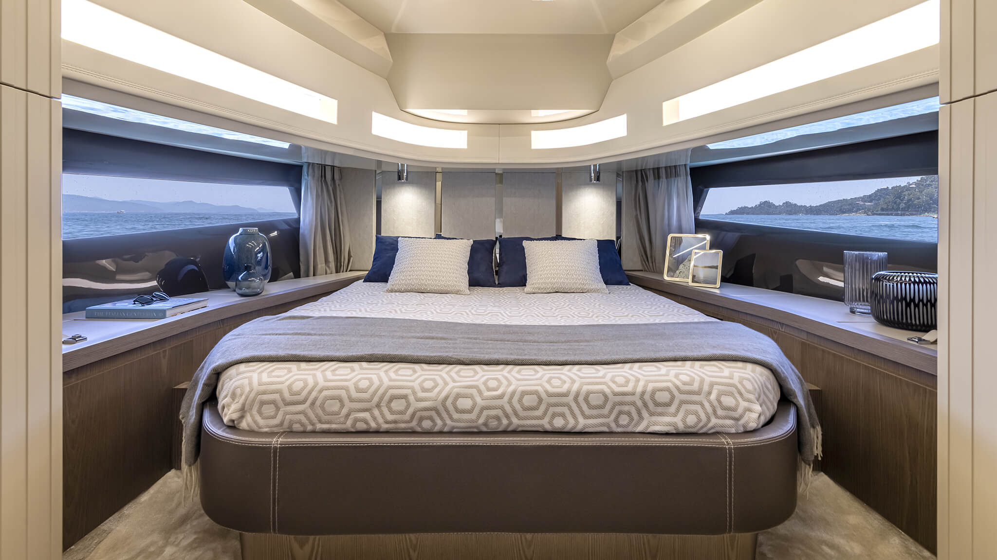 Invictus TT460, slaapkamer met bed en ramen