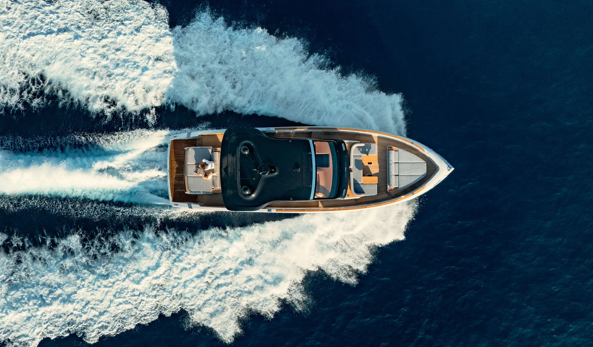 Invictus TT550, boot varend op zee met golven