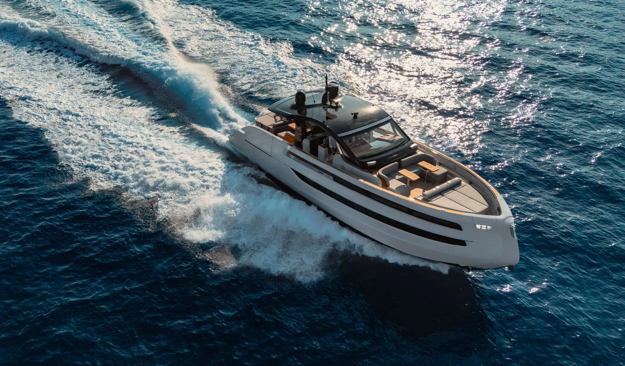 Invictus TT550, boot varend op zee met kielzog