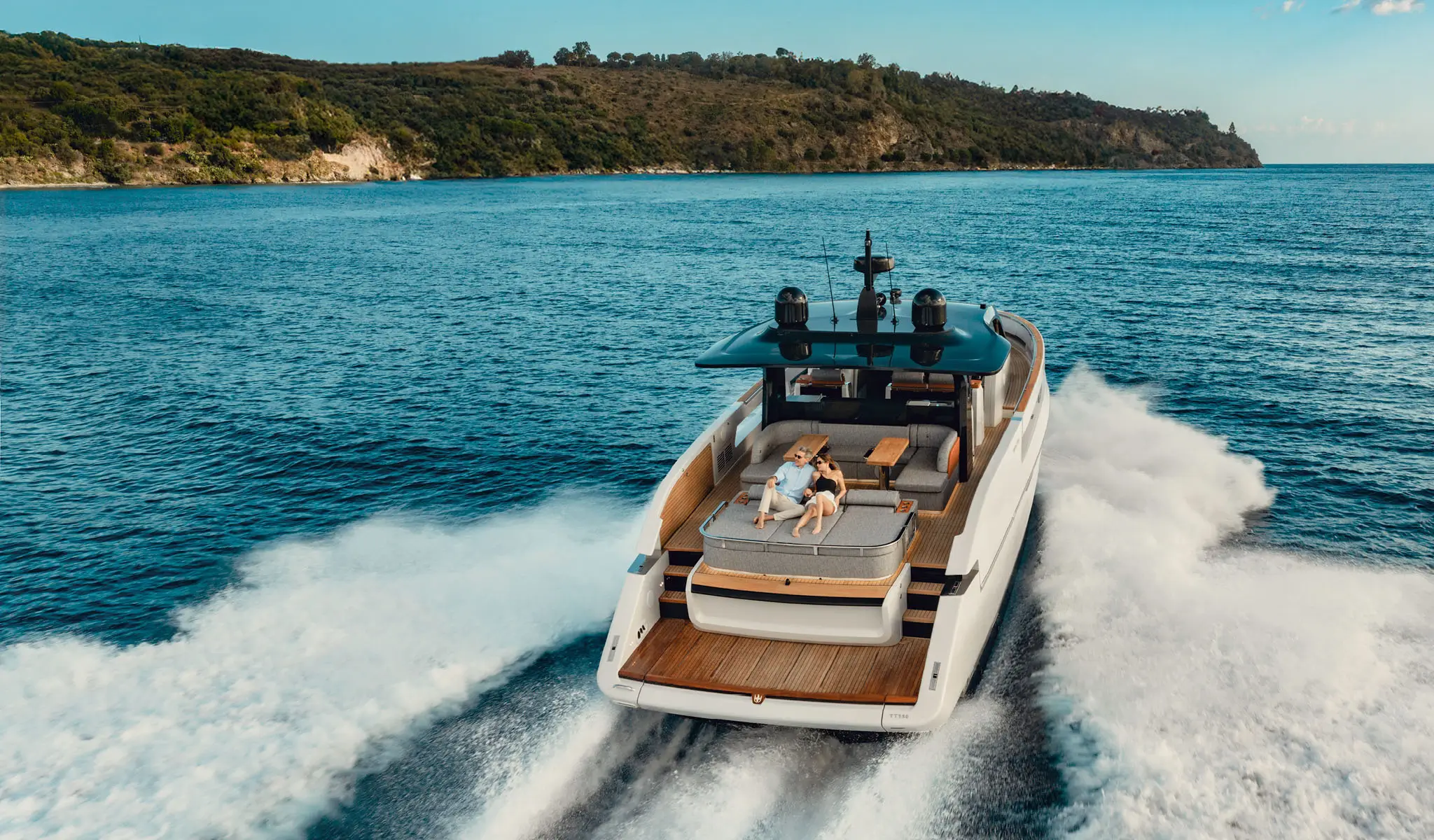 Invictus TT550, boot varend op zee met kust