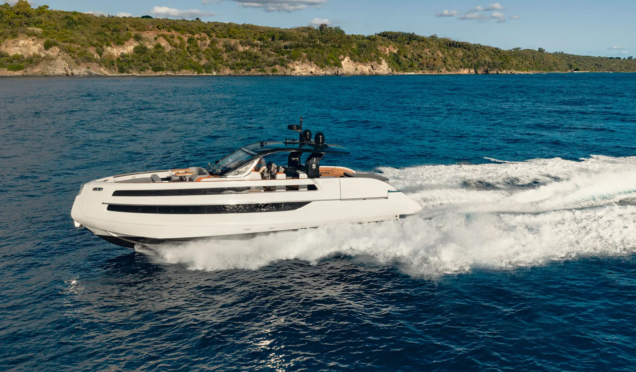 Invictus TT550, boot varend op zee
