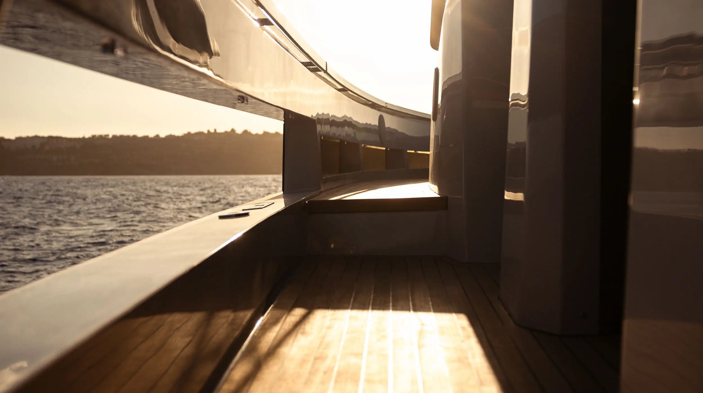 Invictus TT550, dek van boot bij zonsondergang