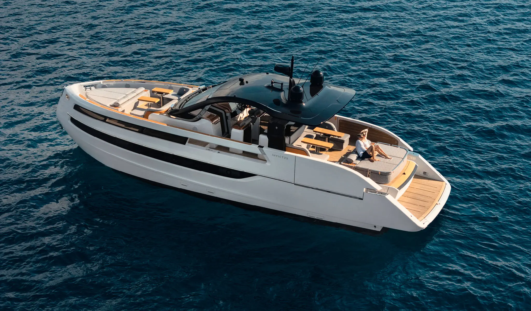 Invictus TT550, jacht op zee vanuit vogelperspectief