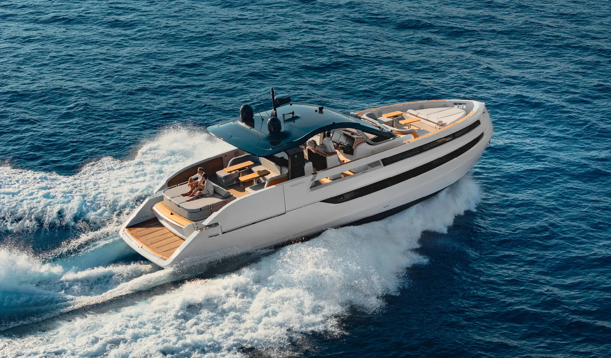 Invictus TT550, jacht varend op zee met golven