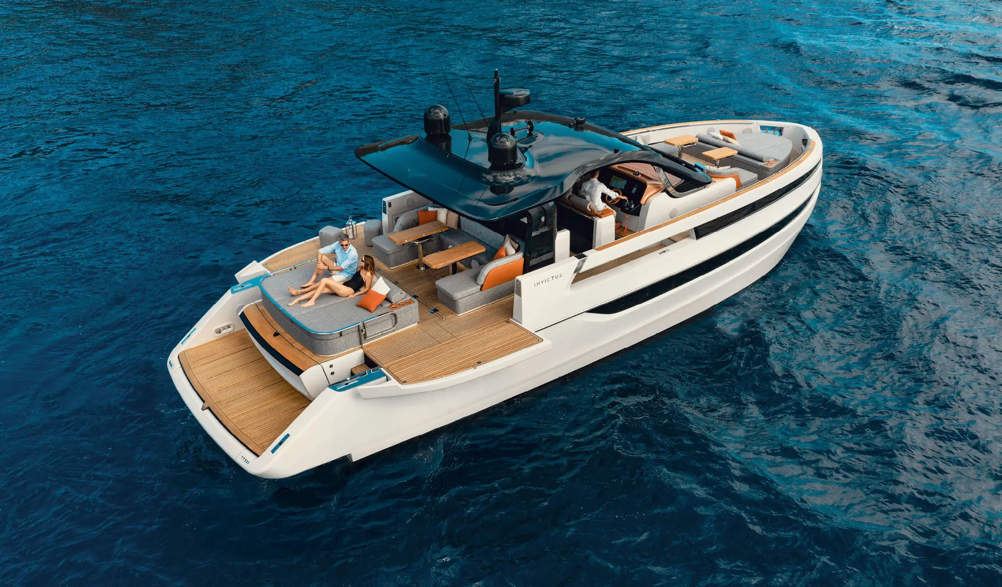 Invictus TT550, jacht varend op zee met stel