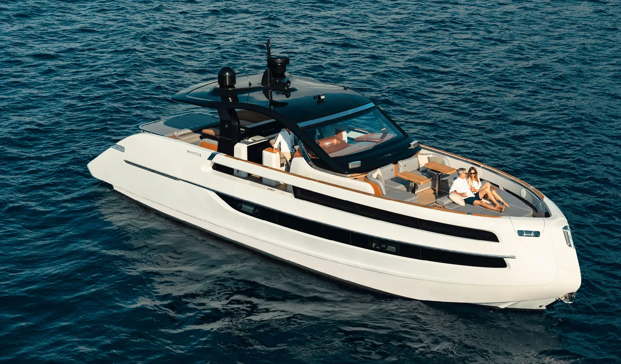 Invictus TT550, luxe jacht op zee met passagiers