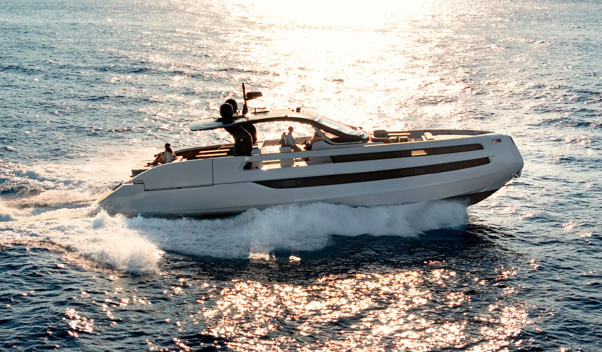 Invictus TT550, witte boot varend op zee