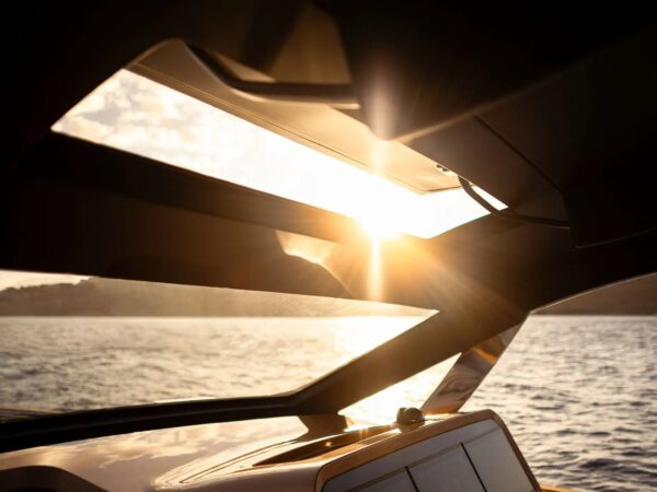 Invictus TT550, zonsondergang gezien vanaf boot