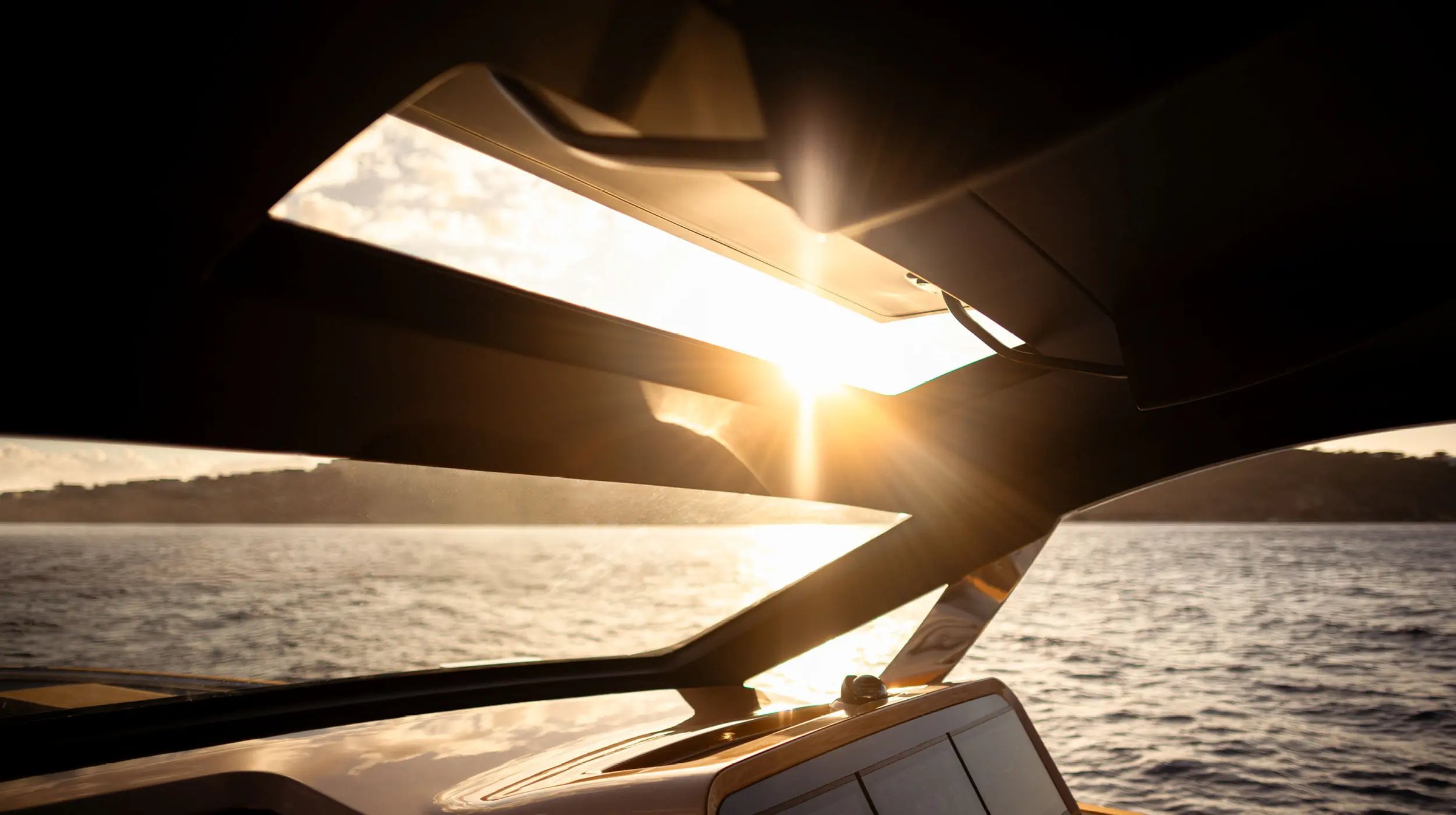 Invictus TT550, zonsondergang gezien vanaf boot