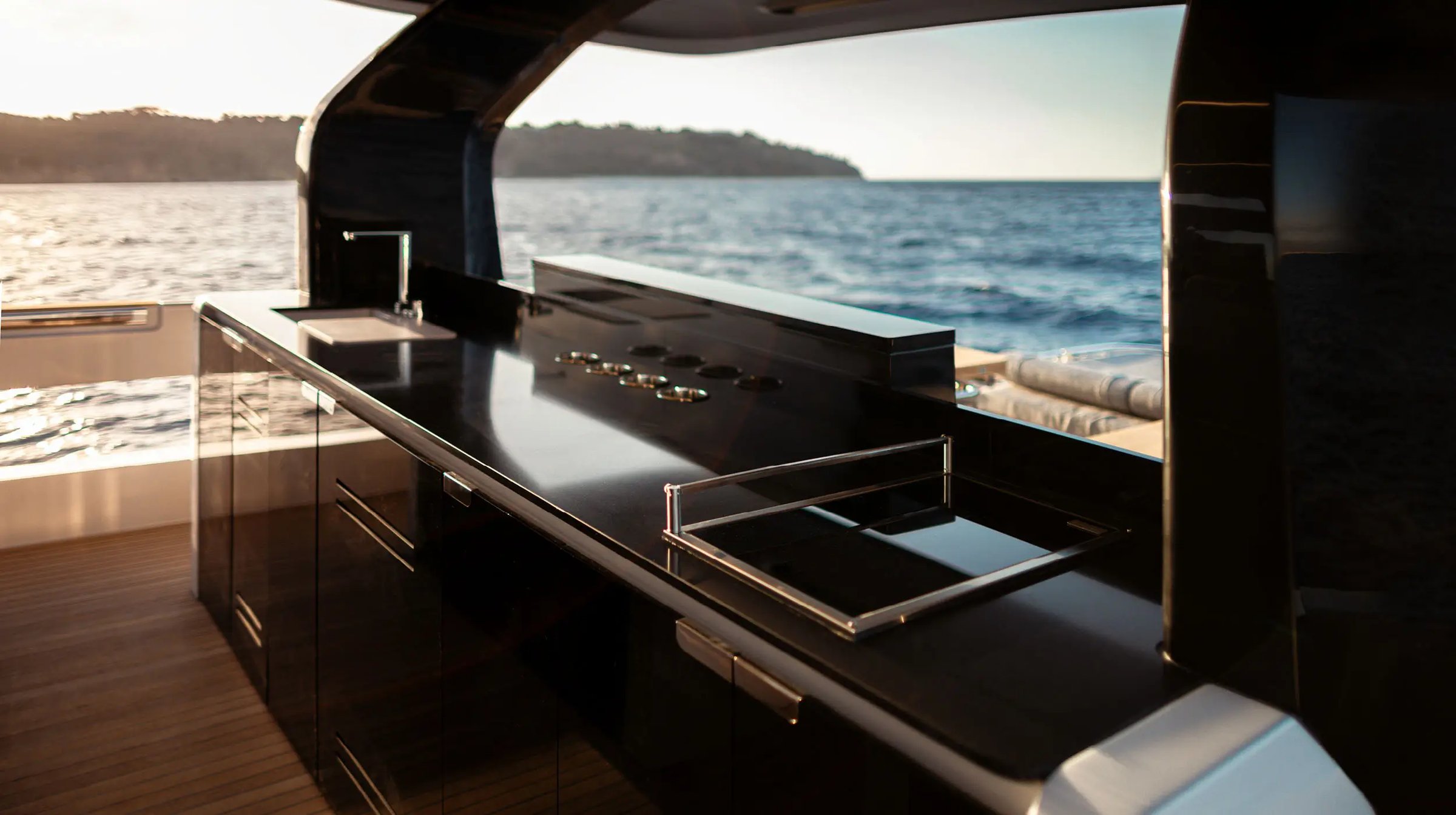 Invictus TT550, buitenkeuken met uitzicht op zee