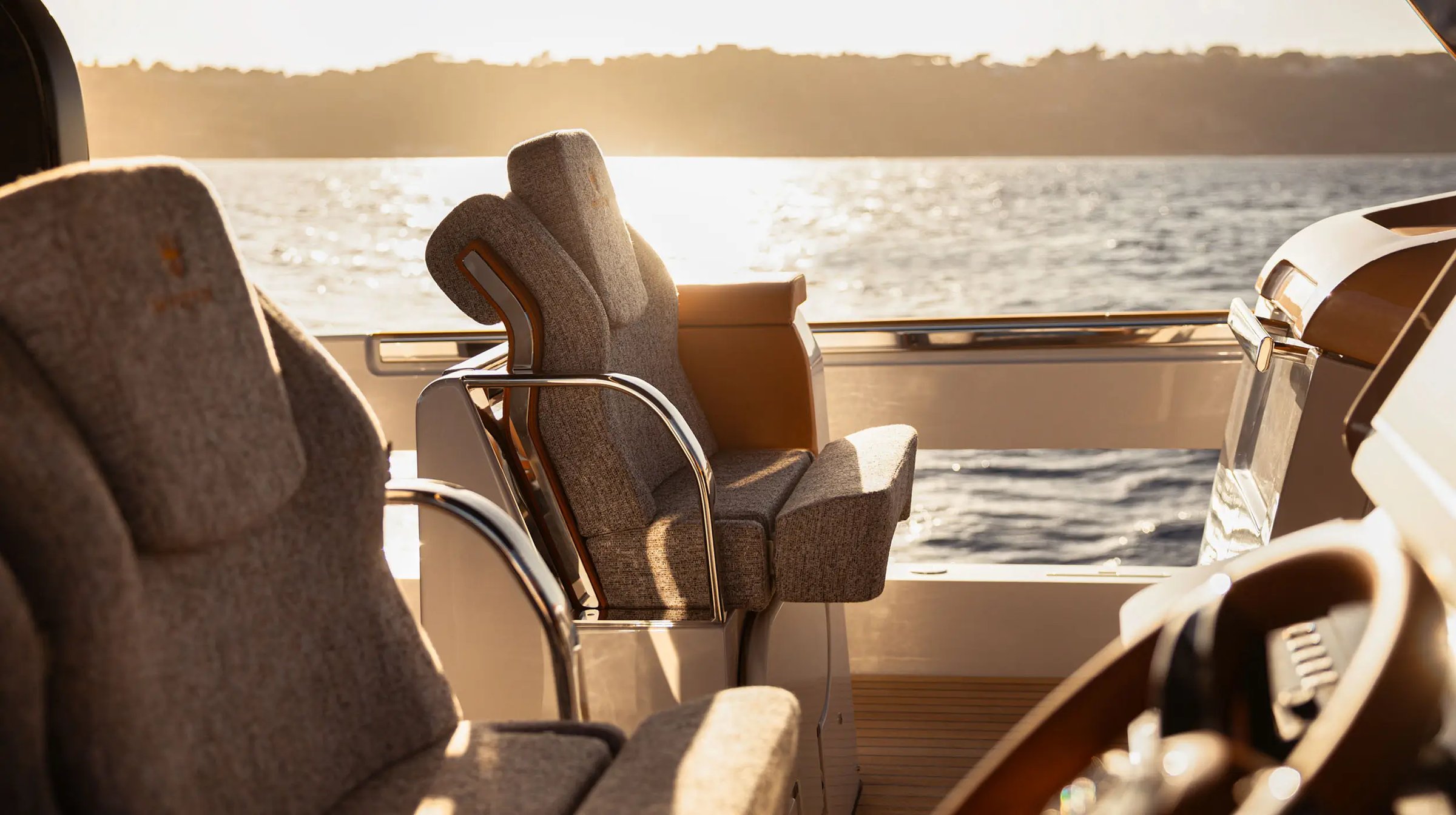 Invictus TT550, stoelen met uitzicht op water