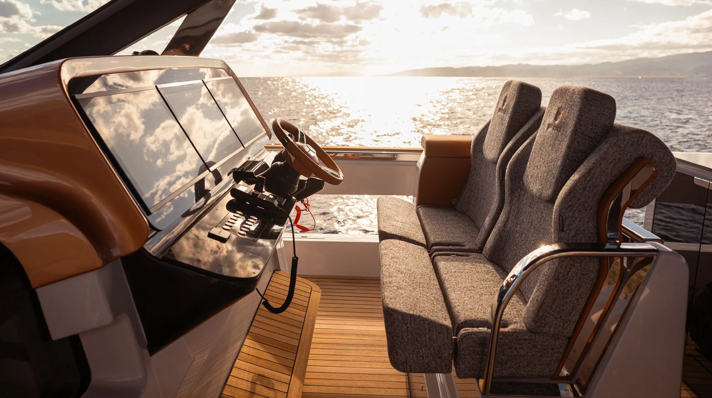 Invictus TT550, stuurstand met zitbank op zee