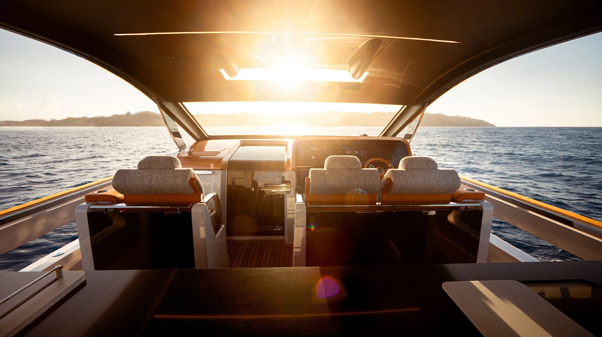 Invictus TT550, stuurstand met zon en zee uitzicht