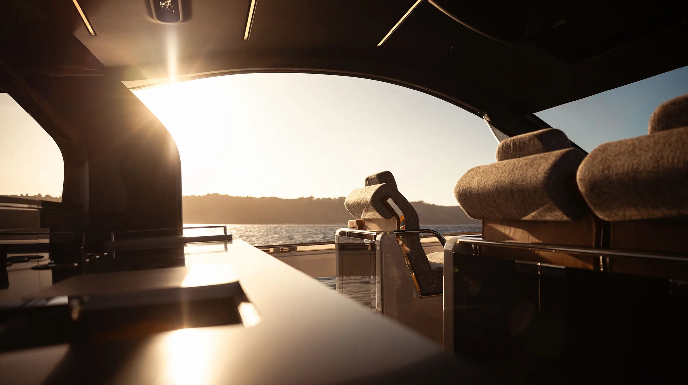 Invictus TT550, zitbanken aan boord bij zonsondergang