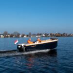 Lago Amore 485, boot varend op water met twee personen