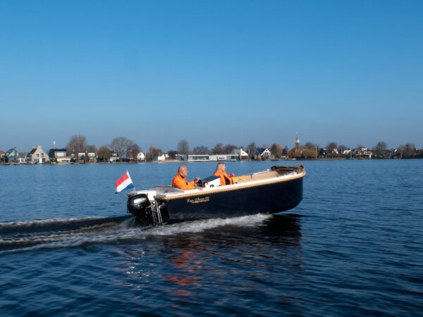 Lago Amore 485, boot varend op water met twee personen