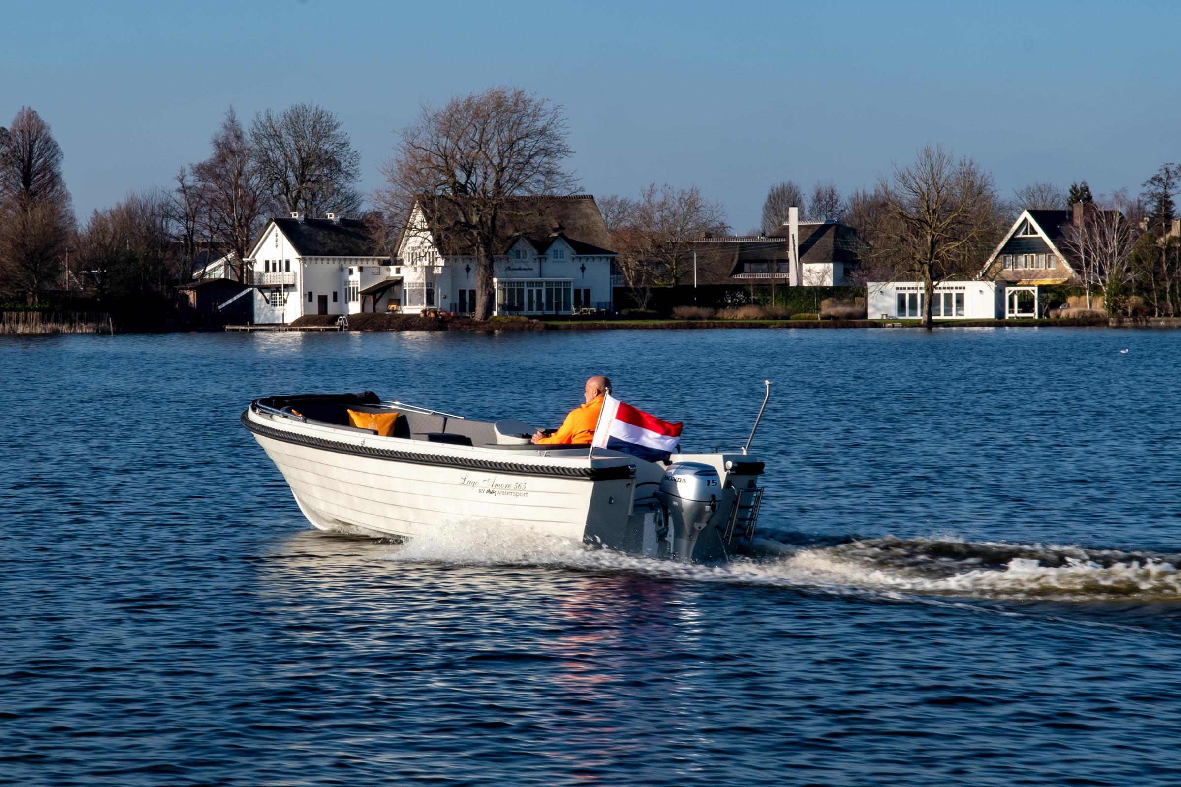Lago Amore 565, boot varend op meer