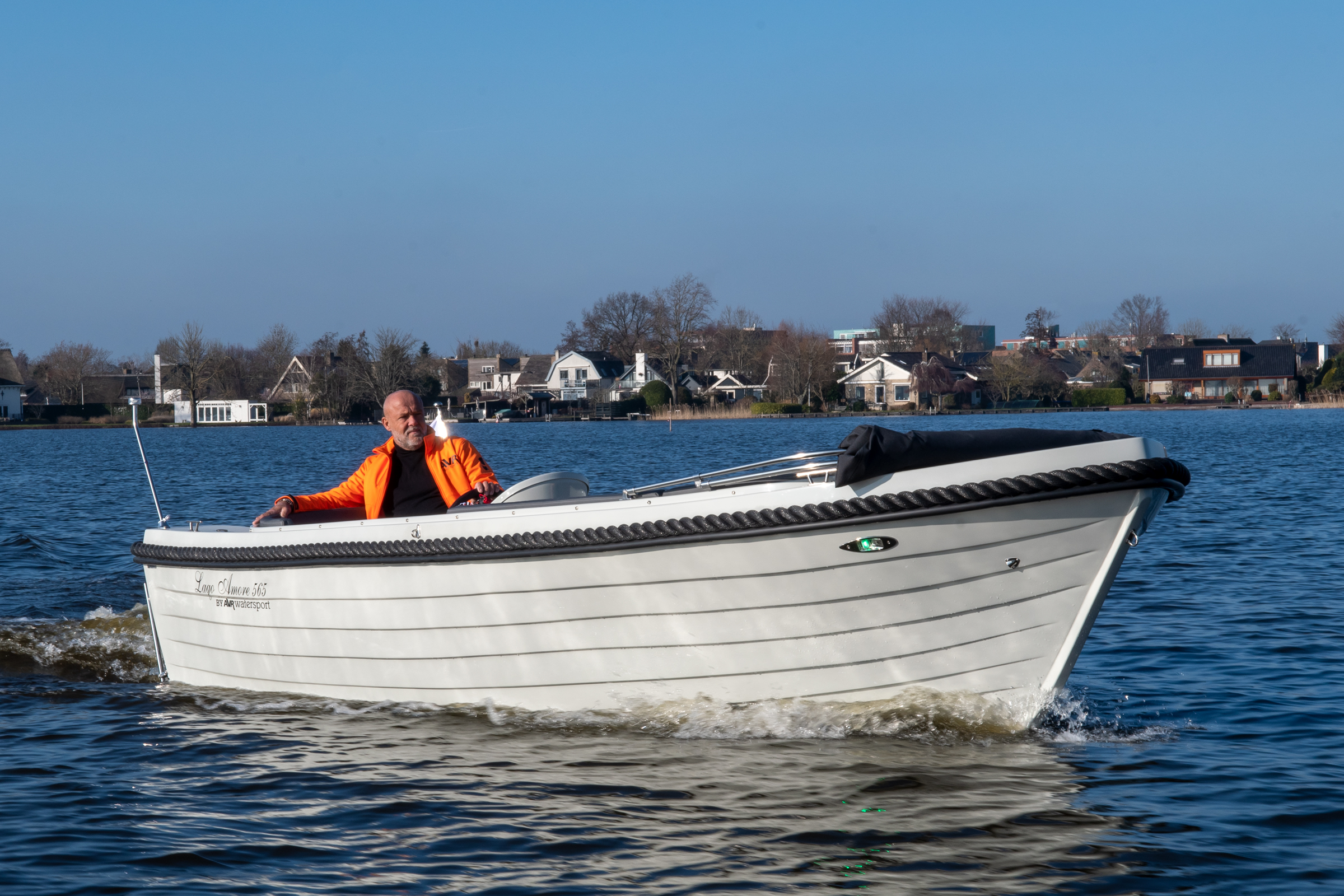 Lago Amore 565, boot varend op water met bestuurder