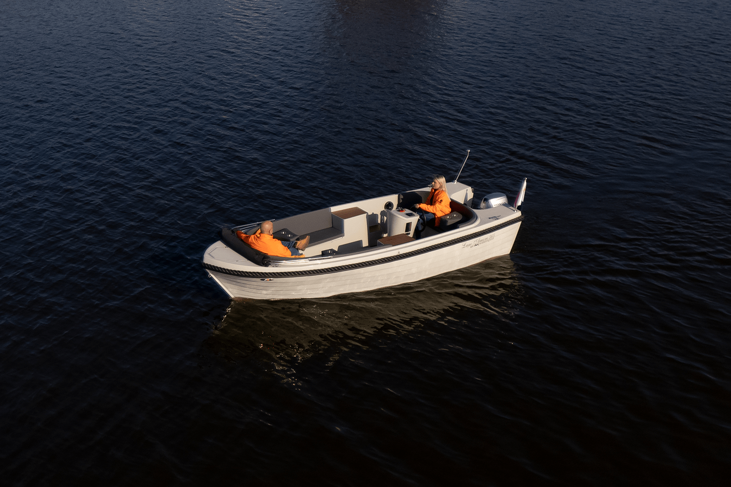 Lago Amore 565, boot varend op water met passagiers