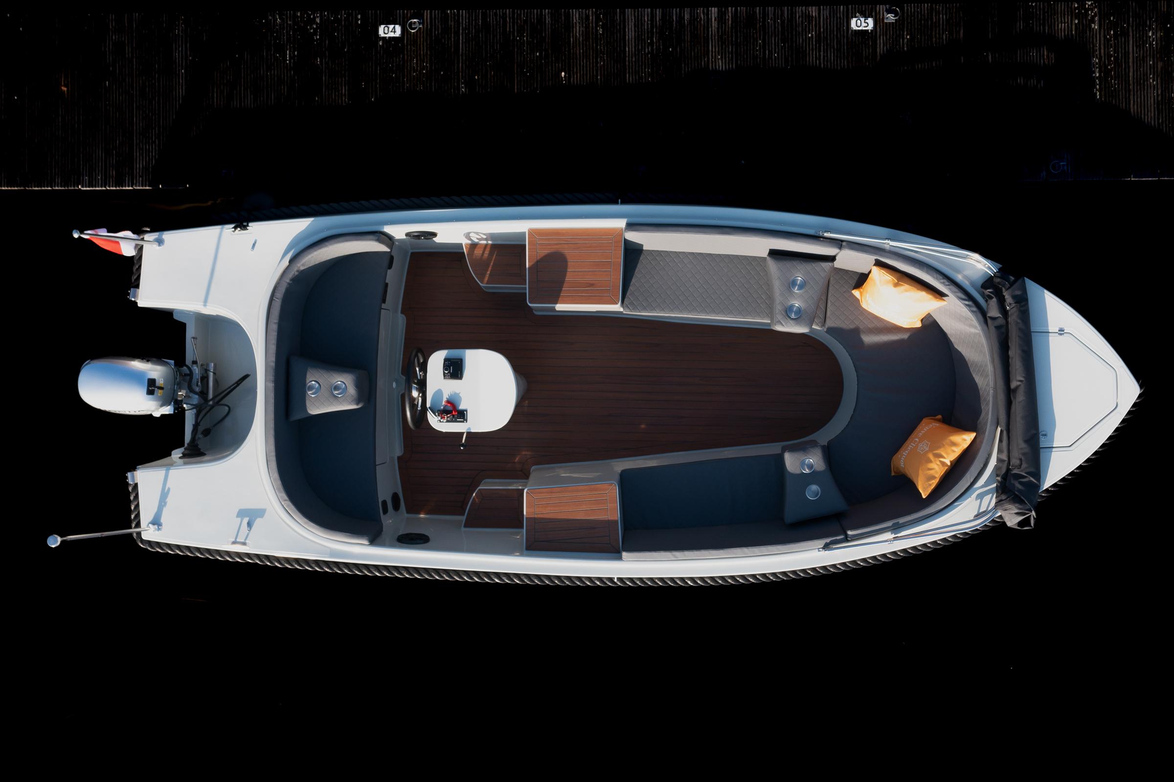 Lago Amore 565, bovenaanzicht boot met zitbanken