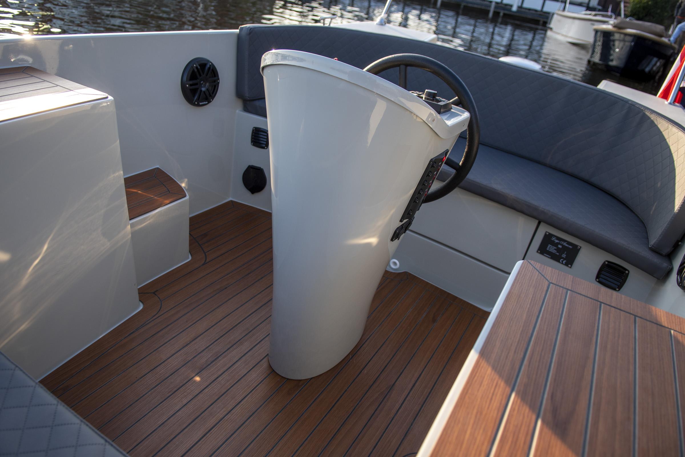 Lago Amore 565, stuurstand met stuurwiel en zitbank