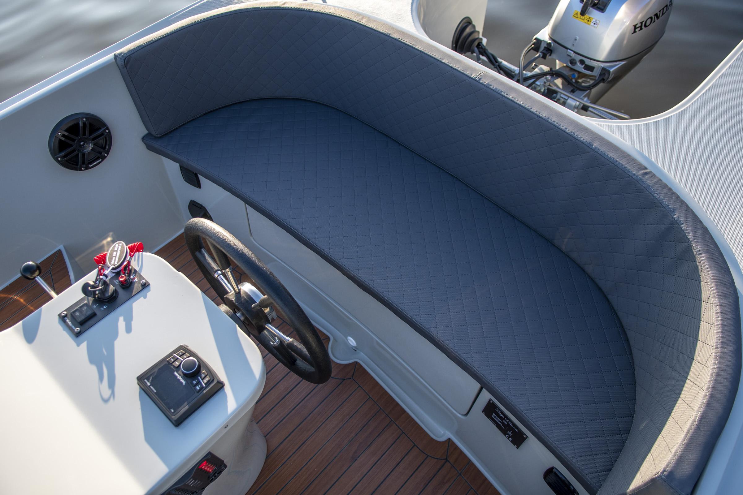 Lago Amore 565, stuurstand met zitbank en motor