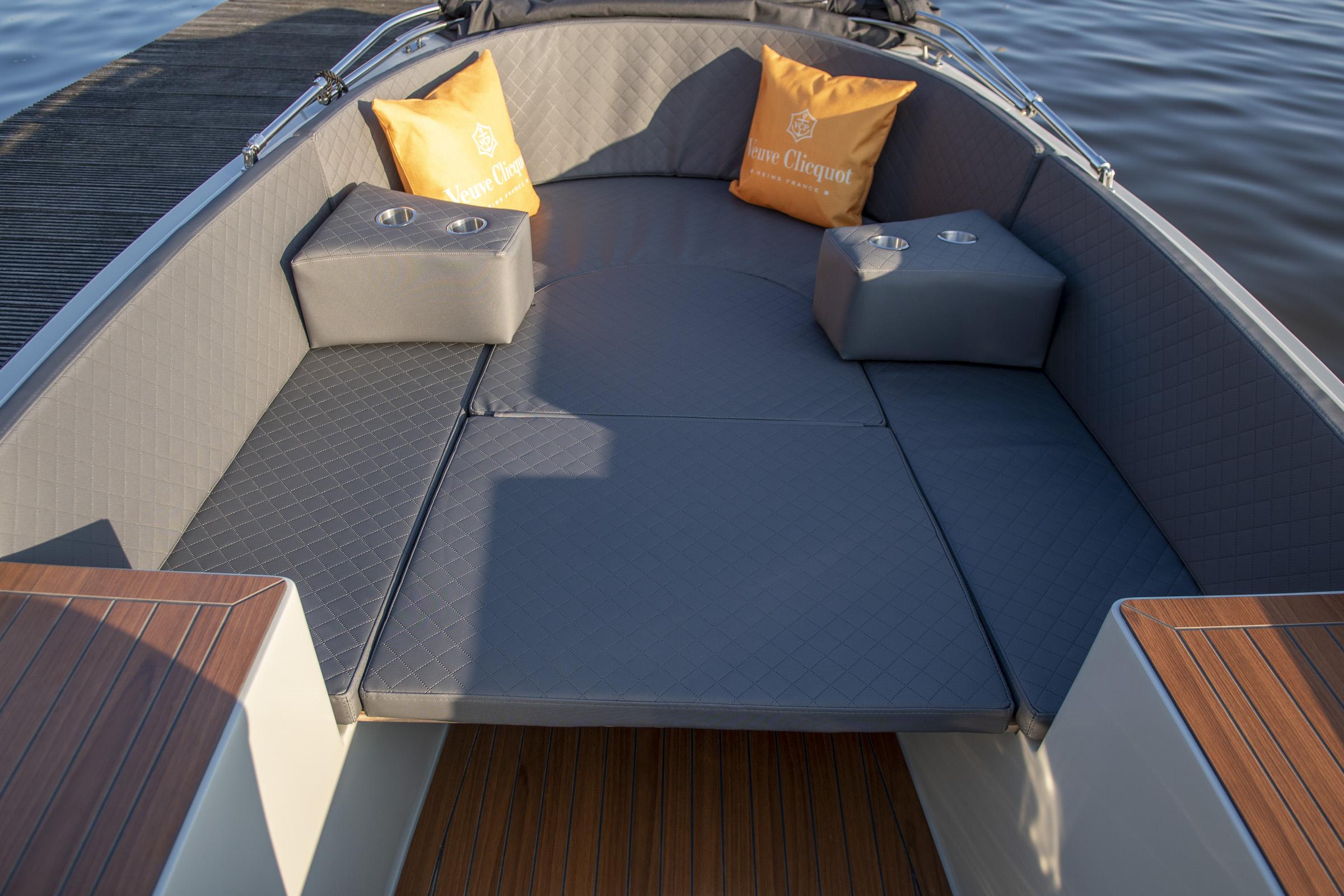 Lago Amore 565, zitbank met kussens op boot