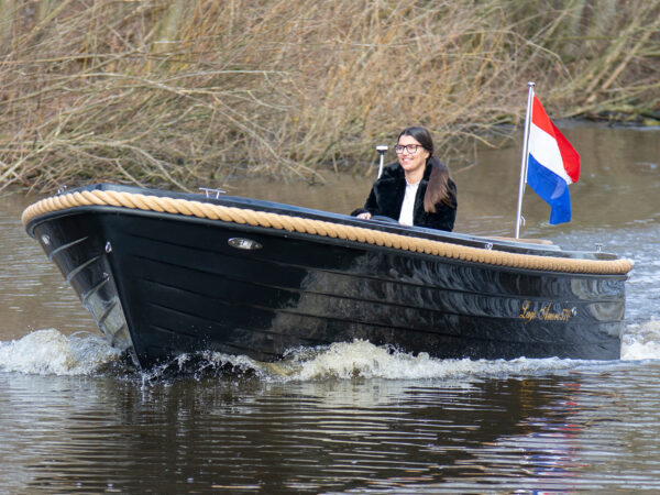 Lago Amore 570 Tender, boot varend op rivier