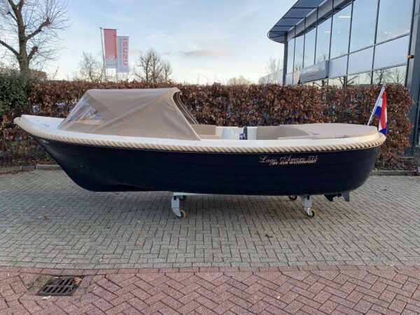 Lago Amore 575 Bun, boot op trailer buiten