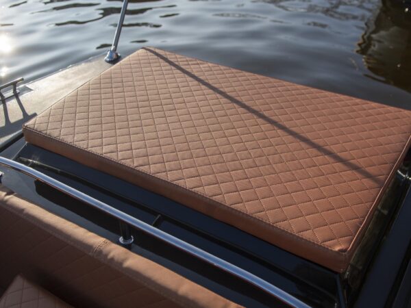 Lago Amore 595 Tender, gestoffeerd kussen op boot