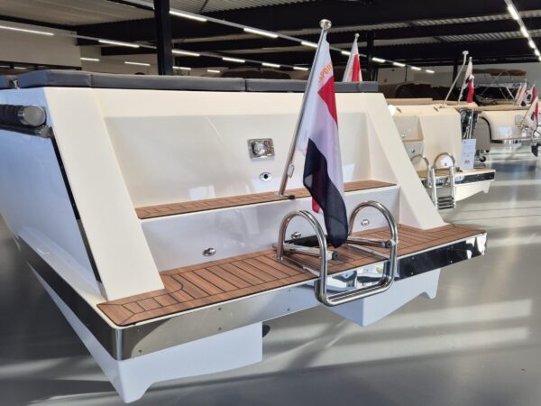Lago Amore 600, achterdek boot met zwemplatform