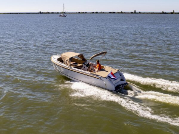 Lago Amore 606, boot varend op water
