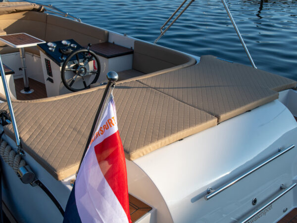 Lago Amore 633 Tender, boot dek met stuurstand