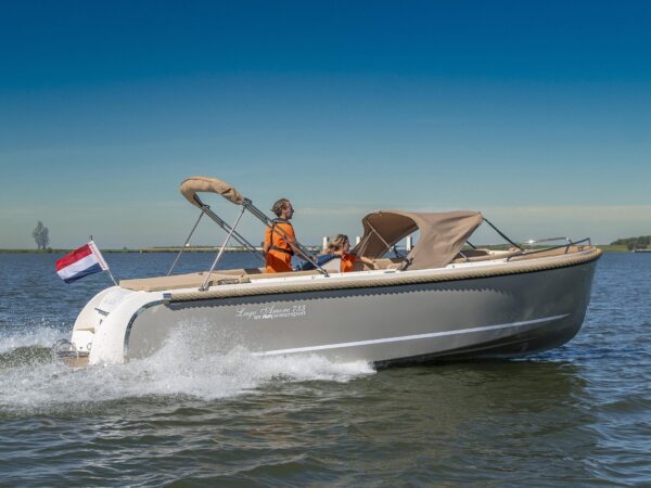 Lago Amore 733 Tender, boot varend op water