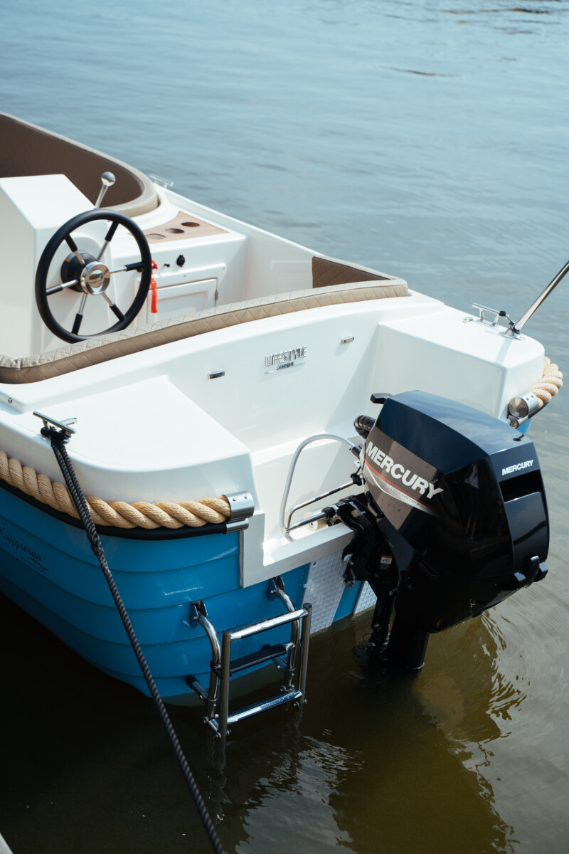 Lifestyle 495 Comfort, achterkant boot met buitenboordmotor
