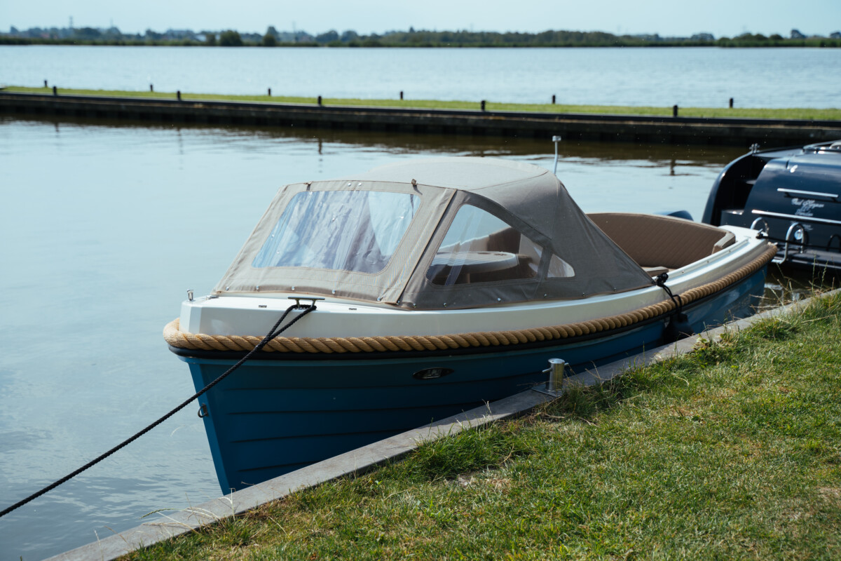 Lifestyle 495 Comfort, blauwe boot aangemeerd bij kade
