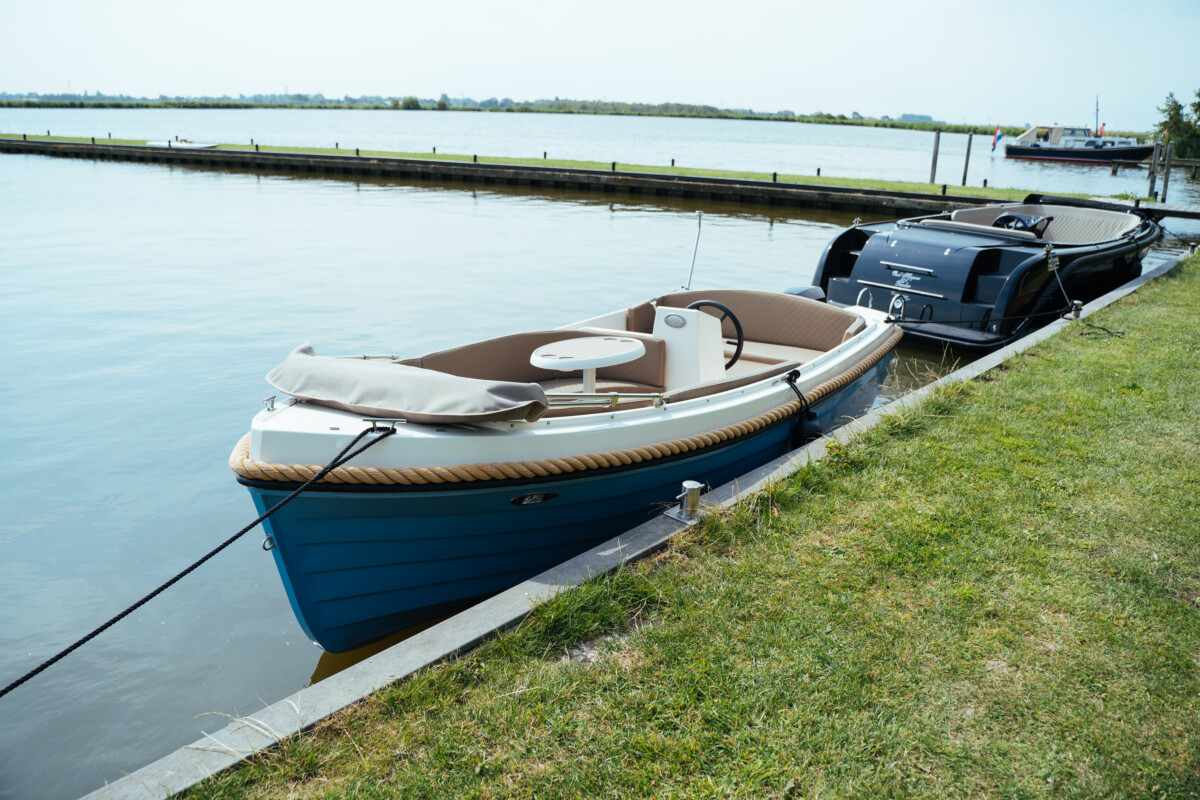 Lifestyle 495 Comfort, blauwe boot afgemeerd aan steiger
